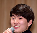 [BZ포토] 피아니스트 조성진, 팬들 만날 생각에 미소가 절로