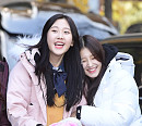 [BZ포토] 모모랜드 나윤, 수능 응시하는 나윤 응원왔어요~