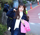 [BZ포토] 현주, 수능 필수품 담요 들고