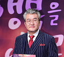 [BZ포토] 손종학, 드라마 팸플릿 들고~