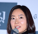 [BZ포토] 질의에 답하는 감독 이언희