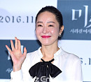 [BZ포토] 엄지원, 사랑스러운 손인사