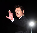 [BZ포토] 이병헌, 젠틀한 손인사