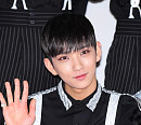 [BZ포토] 세븐틴 조슈아, 새초롬한 손인사