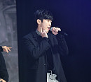 [BZ포토] B1A4 진영, 화이트 팬츠도 완벽 소화!