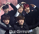 [BZ포토] B1A4, 팬들 향해 보내는 단체 하트
