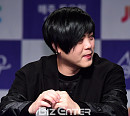 [BZ포토] 문희준, 커플링을 만지작 만지작