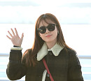[BZ포토] 한효주, 공항 밝히는 심쿵 손인사