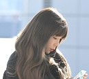 [BZ포토] 소녀시대 태연, 비행기 티켓 뚫어져라~