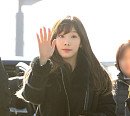 [BZ포토] 소녀시대 태연, 마중 나온 팬들 향해 손인사