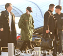 [BZ포토] 빅뱅 탑, 철통경호 속 출국