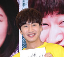[BZ포토] 이광수, 사인이 더 잘생겼죠?