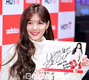 [BZ포토] 김유정, 얼굴만큼 고운 손글씨