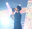 [BZ포토] B1A4 진영, 1위 감격...트로피에 키스