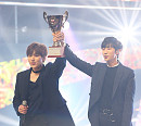 [BZ포토]B1A4 산들-진영, 1위 트로피 높이 들고
