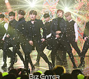 [BZ포토]B1A4, 꽃가루 맞으며 느낌 충만한 무대