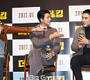 [BZ포토] 배성우, 조인성 정우성 제치고 촬영장 인기인으로 등극!