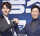 [BZ포토]현빈-유해진, 두손 꼭 잡고 밝은 미소