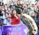 [BZ포토] 김재중, 제대 기다려준 팬들 향해 90도 인사
