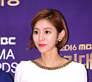 [BZ포토] 유이, 옆트임 드레스에 드러난 복근