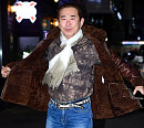 [BZ포토] 송민형, '영애 아빠'의 과감한 재킷 탈의