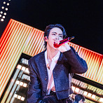 [비즈 포토] BTS 진, 광화문 밤하늘 수놓는 '비주얼 킹'의 열창