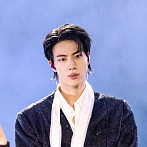 [비즈 포토] BTS 진, 눈빛 하나로 팬심 저격… 독보적 카리스마