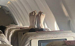 비행기 앞 좌석에 떡하니 발 올린 여성 승객…민폐 사진 확산