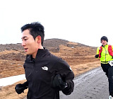 '극한84' 화운, 북극 돌산 앞 무릎 꿇었다