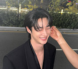 변우석, '21세기 대군부인' 비하인드 컷…자가의 미소