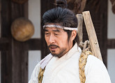 '역적' 김상중 "王 전문 배우에서 첫 노비 역할, 짚신 처음 신어봤다"