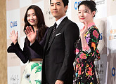 [BZ포토] 송승헌, 左 이영애-右 오윤아에 미소 만발