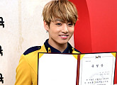 [BZ포토] 방탄소년단 정국, 졸업장 들고~