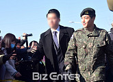 [BZ포토] 김현중, 마중 나온 팬들에게 일일이 눈인사