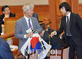 헌재 심판정서 태극기 퍼포먼스?…서석구 변호사 제지당해