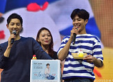 ‘바늘과 실’…송중기, 박보검 싱가포르 팬미팅 현장에도 등장