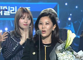 [가온차트뮤직어워즈] 최희선, 올해의 스타일리스트…트와이스 등장