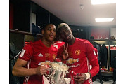 맨체스터 유나이티드, EFL컵 우승 후 선수들의 다양한 사진 공개 '즐라탄X포그바X펠라이니' 등