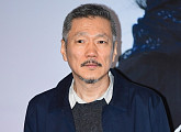 [BZ포토] 취재진 앞에 선 홍상수 감독