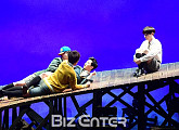 [BZ포토] 연극 '나쁜자석' 프레스콜, 용바위에 누운 소년들