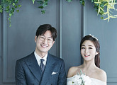조우종·정다은 웨딩화보 공개, 행복한 부부의 미소