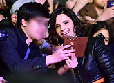 [BZ포토] 줄리엣 비노쉬, 남성 팬과의 셀카~