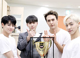하이라이트, '쇼 챔피언' 1위…감동 인증샷 "우리 편 덕분"