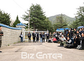 [BZ포토] 유노윤호 전역식에 구름떼처럼 몰린 취재진