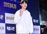 [BZ포토] 류준열, 영화관 찾은 꾸러기