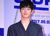 [BZ포토] 서강준, 눈빛에 녹아~