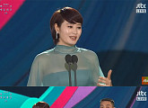 [백상예술대상] 김혜수, 축하공연 호평...“보면서 반성+엄살 부리지 말자 다짐”
