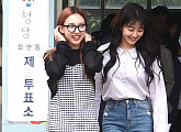 [BZ포토] 트와이스 지효-나연, 투표하고 나오는 발걸음이 가벼워~