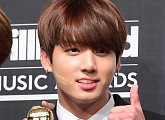 [BZ포토] 방탄소년단 정국, 트로피보다 값진 외모