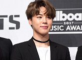 [BZ포토] 방탄소년단 지민, 빌보드 수상 후에도 공손하게~